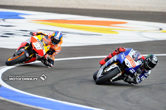 Гран-При Валенсии MotoGP, 2013: Лоренцо атакует предельно грубо - во втором повороте почти убирает Дани Педросу, затем - Маркеса Гран-При Валенсии MotoGP, 2013: Лоренцо атакует предельно грубо - во втором повороте почти убирает Дани Педросу, затем - Маркеса
