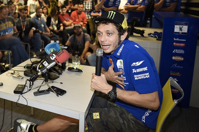 Валентино Росси на встрече с журналистами по окончании сезона MotoGP 2015 года - в роли обвинителя Валентино Росси на встрече с журналистами по окончании сезона MotoGP 2015 года - в роли обвинителя