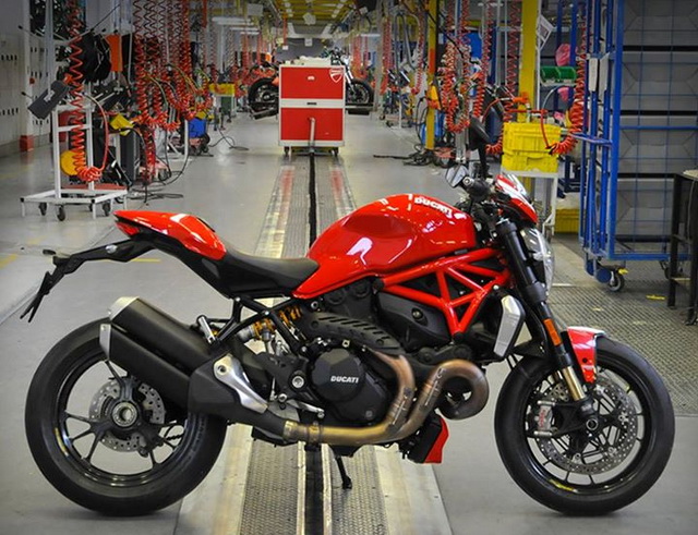 Первый Ducati Monster 1200 R сошел с конвейера в Борго-Панигале Первый Ducati Monster 1200 R сошел с конвейера в Борго-Панигале