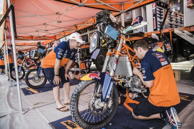Жорди Виладомс на бивуаке, следит за ремонтом своего KTM, Дакар-2015 Жорди Виладомс на бивуаке, следит за ремонтом своего KTM, Дакар-2015