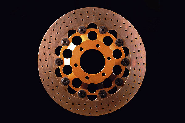 Затем, Brembo ввела в оборот первые плавающие диски, состоящие из двух роторов Затем, Brembo ввела в оборот первые плавающие диски, состоящие из двух роторов
