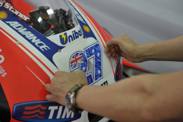 Впервые с 2010 года на мотоцикле Ducati вновь появится номер 27 с австралийским флагом - номер Кейси Стоунера! Впервые с 2010 года на мотоцикле Ducati вновь появится номер 27 с австралийским флагом - номер Кейси Стоунера!