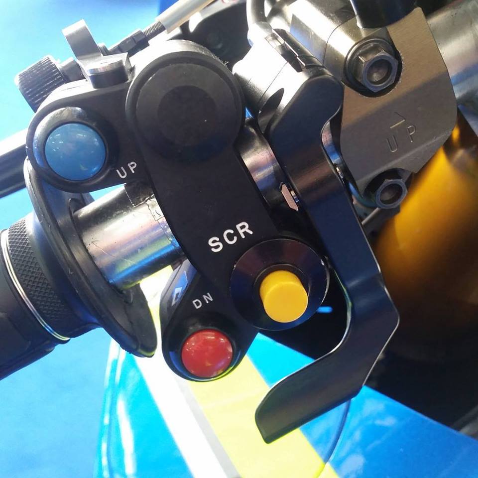 Ничего необычного, просто левый пульт Suzuki GSX-RR Алеша Эспаргаро и небольшой рычаг справа. Зачем? Ничего необычного, просто левый пульт Suzuki GSX-RR Алеша Эспаргаро и небольшой рычаг справа. Зачем?