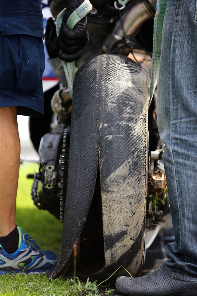 Задняя мягкая покрышка Michelin на мотоцикле Лориса База: будто разрезана, но на деле, порвана по одному из швов Задняя мягкая покрышка Michelin на мотоцикле Лориса База: будто разрезана, но на деле, порвана по одному из швов