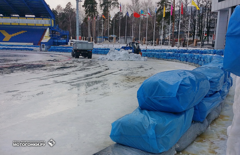 Подготовка трассы для ЛЧМ Ice Speedway Gladiators уже началась: зона безопасности выложена двумя рядами новых тюков с сеном Подготовка трассы для ЛЧМ Ice Speedway Gladiators уже началась: зона безопасности выложена двумя рядами новых тюков с сеном