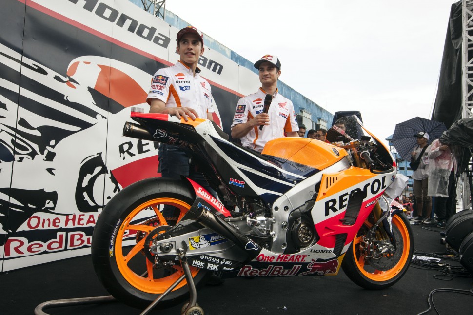 Марк Маркес и Дани Педроса на фоне нового Honda RC213V MotoGP в Джакарте перед тестами IRTA Phillip Island Марк Маркес и Дани Педроса на фоне нового Honda RC213V MotoGP в Джакарте перед тестами IRTA Phillip Island