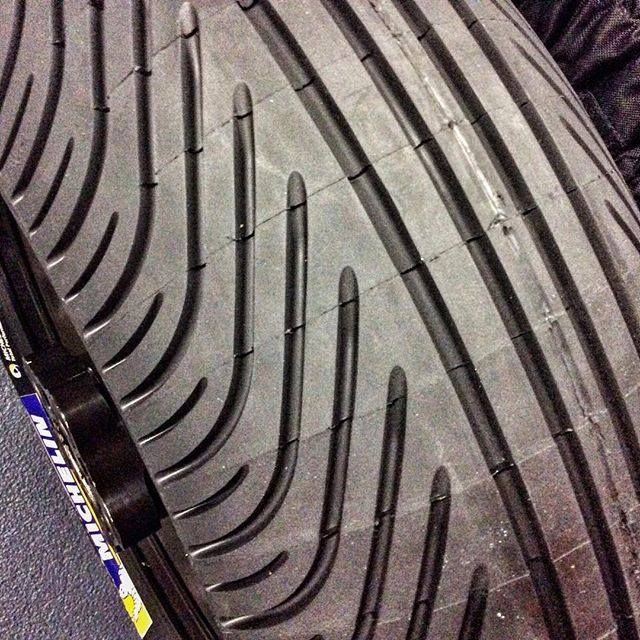 Дождевые и переходные покрышки Michelin сегодня были досконально изучены командами Дождевые покрышки Michelin сегодня были досконально изучены командами