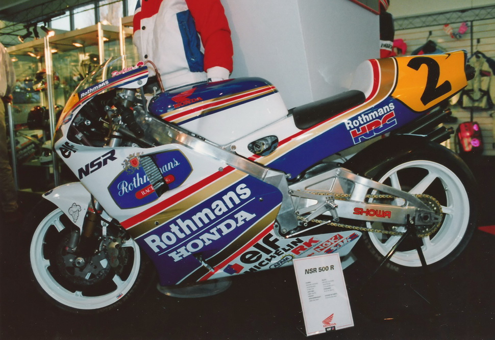 Rothmans Honda NSR500R Мика Дуэйна - на одном из первых вариантов фрезерованных алюминиевых дисков от Marchesini Rothmans Honda NSR500R Мика Дуэйна - на одном из первых вариантов фрезерованных алюминиевых дисков от Marchesini