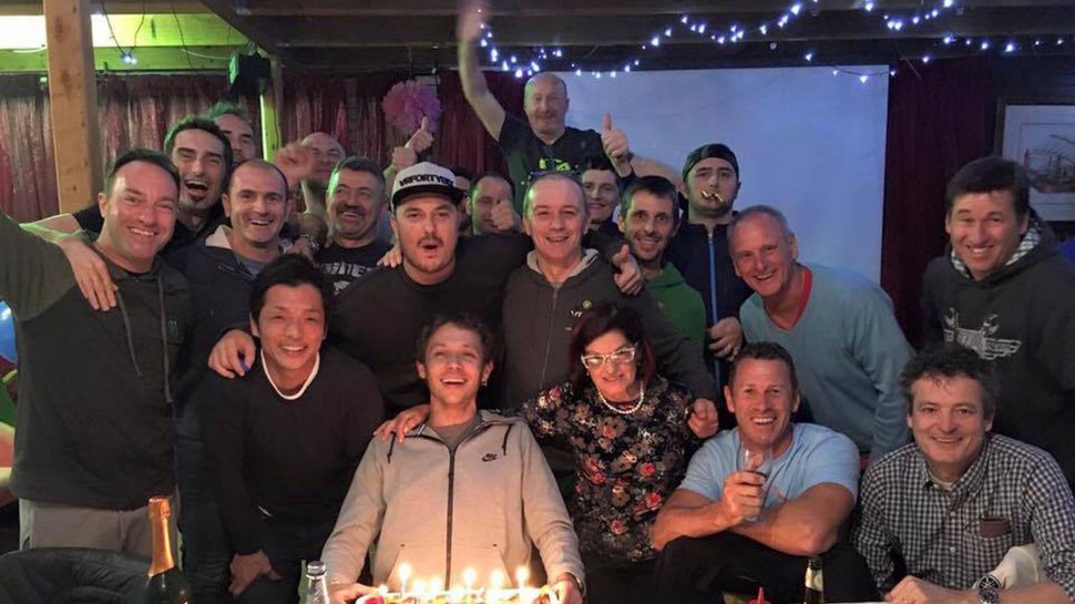 37-й день рождения Валентино Росси в Phillip Island: Кадалора прямо у него за спиной, рядом с Алессио Салуччи 37-й день рождения Валентино Росси в Phillip Island: Кадалора прямо у него за спиной, рядом с Алессио Салуччи