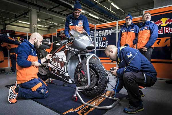 В гараже KTM Factory Racing RC16 на тестах в Испании В гараже KTM Factory Racing RC16 на тестах в Испании