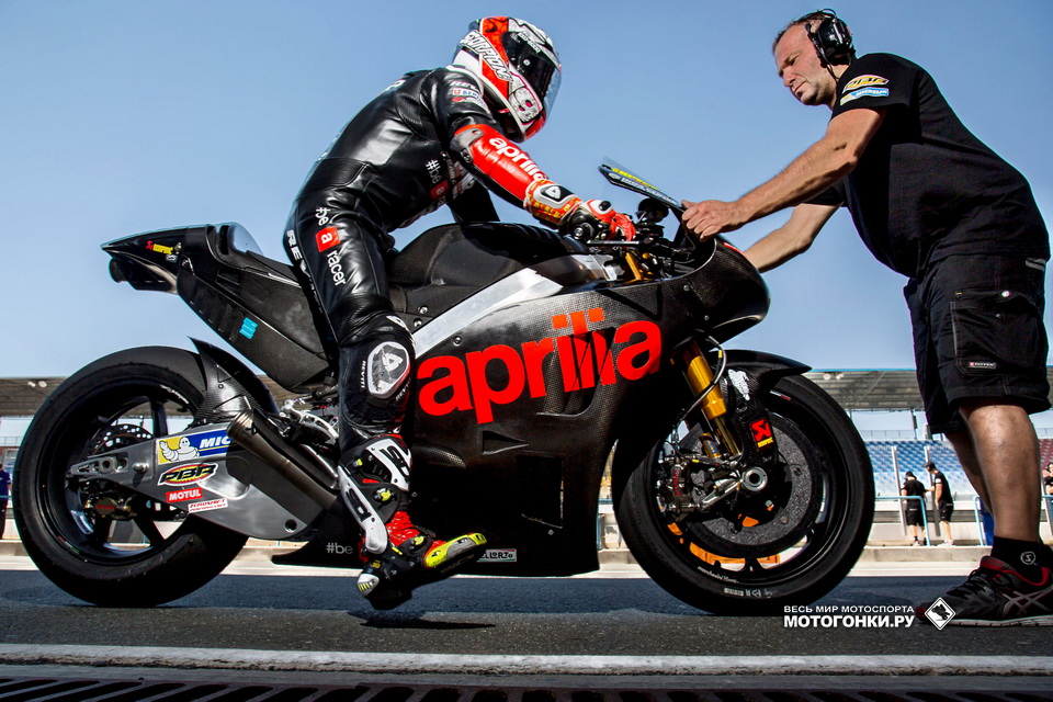 На самом деле, первый запуск Aprilia RS-GP в Катаре... уже состоялся: мотоциклы и команда ждут остальных в паддоке Лосаила На самом деле, первый запуск Aprilia RS-GP в Катаре... уже состоялся: мотоциклы и команда ждут остальных в паддоке Лосаила