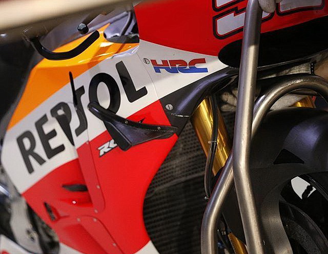 Пилоты Repsol Honda впервые опробовали пластик в крылышками, пытаясь побороть избыточные wheelie на главной прямой Лосаила Пилоты Repsol Honda впервые опробовали пластик в крылышками, пытаясь побороть избыточные wheelie на главной прямой Лосаила
