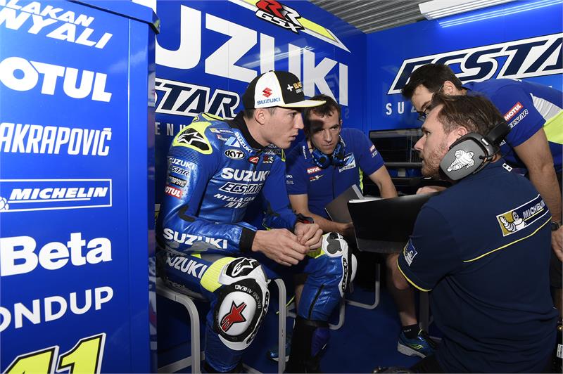 Алеич Эспаргаро целый день проработал с новым Suzuki GSX-RR, оснащенным полнофункциональной seamless-трансмиссией Алеич Эспаргаро целый день проработал с новым Suzuki GSX-RR, оснащенным полнофункциональной seamless-трансмиссией