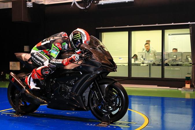 Джонатан Рэй провел серию испытаний в аэродинамическом туннеле Kawasaki в Акаши Джонатан Рэй провел серию испытаний в аэродинамическом туннеле Kawasaki в Акаши