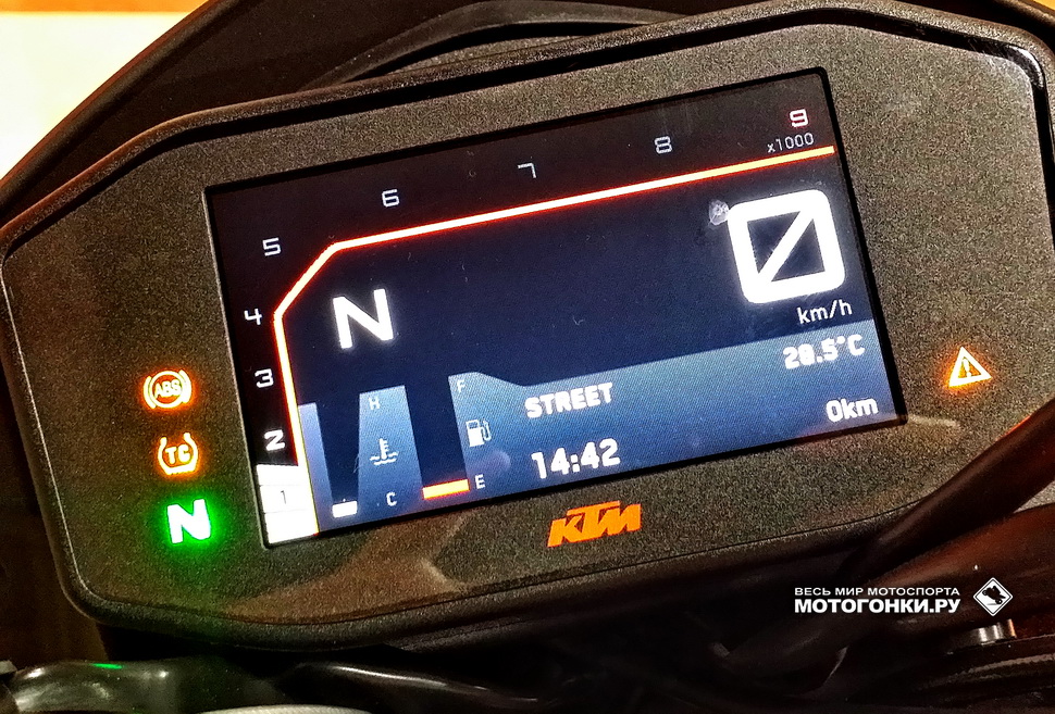 Полноцветная контрольная панель KTM 690 Duke: подсвечивает состояние двигателя и температуру масла Полноцветная контрольная панель KTM 690 Duke: подсвечивает состояние двигателя и температуру масла