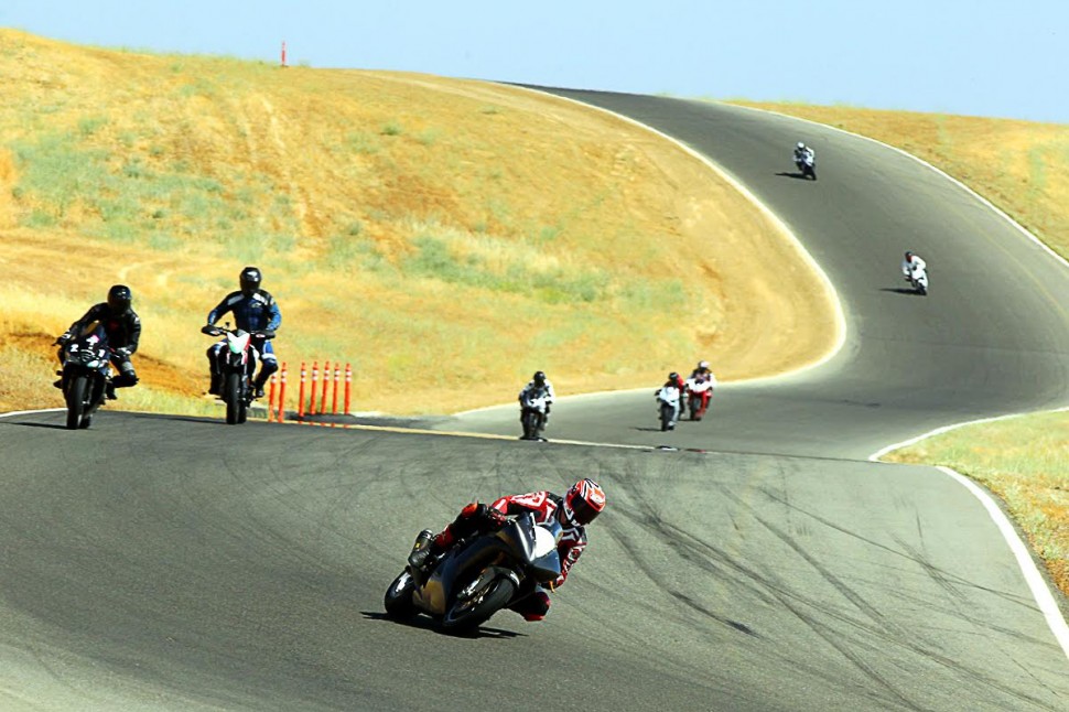 Thunderhill Raceway - мини Laguna Seca: благодаря крутым холмам и перепадам высот, привлекает массу спортбайкеров Thunderhill Raceway - мини Laguna Seca: благодаря крутым холмам и перепадам высот, привлекает массу спортбайкеров