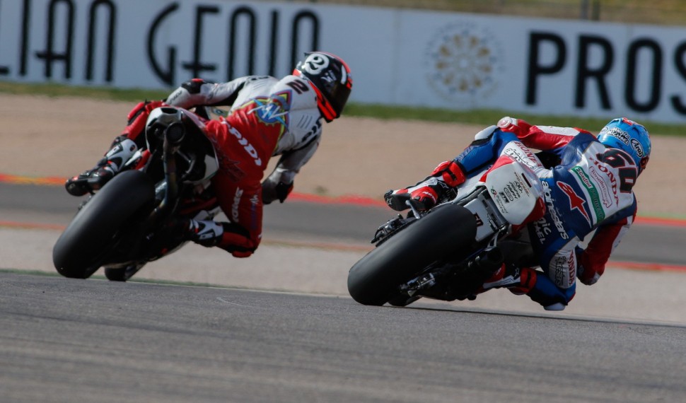 MV Agusta F4 с Камье в седле делает семимильные шаги вперед, но Honda CBR1000RR - уже в режиме восмимильных MV Agusta F4 с Камье в седле делает семимильные шаги вперед, но Honda CBR1000RR - уже в режиме восмимильных
