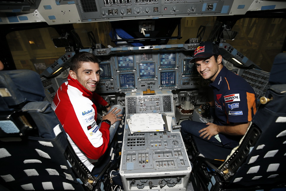 Янноне и Педроса у пульта управления шаттлом NASA Янноне и Педроса у пульта управления шаттлом NASA