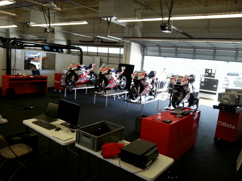Тем временем, грузовые контейнеры прибыли в Circuit of the Americas и распакованы; команды пока нет на месте Тем временем, грузовые контейнеры прибыли в Circuit of the Americas и распакованы; команды пока нет на месте