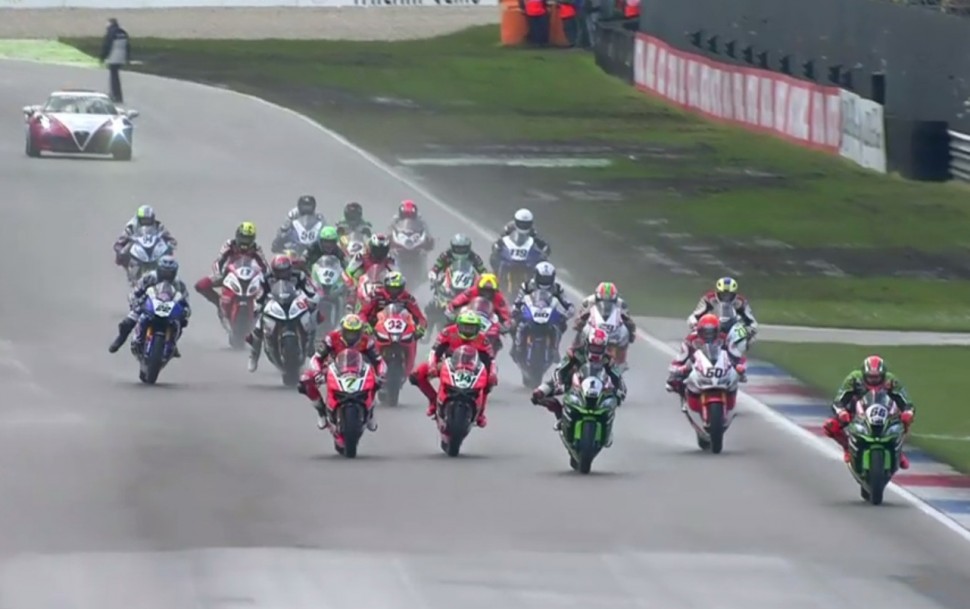 Старт второй гонки WSBK был объявлен мокрым, хотя дождь к тому моменту закончился и даже начало выглядывать солнце Старт второй гонки WSBK был объявлен мокрым, хотя дождь к тому моменту закончился и даже начало выглядывать солнце