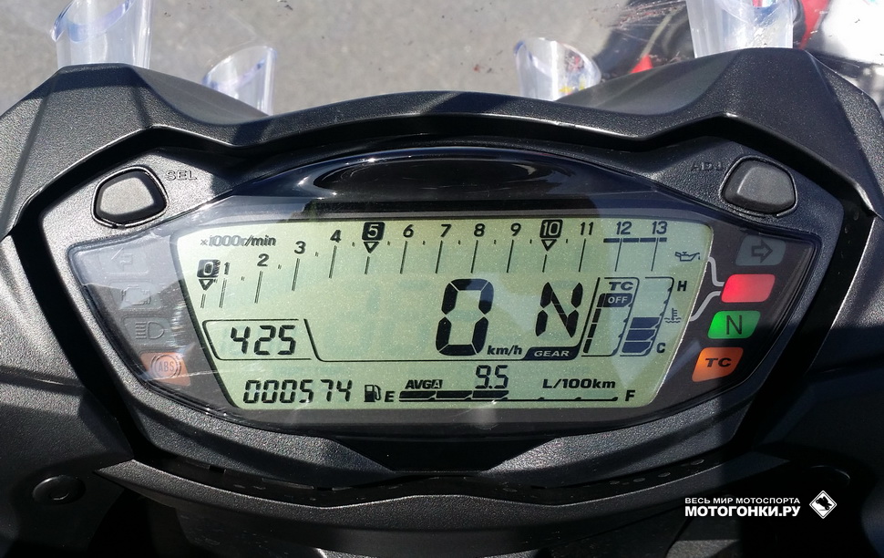 Suzuki GSX-S1000F (2016): панель по-прежнему весьма проста, но теперь это полноценный дисплей с ленточным тахо и многими данными Suzuki GSX-S1000F (2016): панель по-прежнему весьма проста, но теперь это полноценный дисплей с ленточным тахо и многими данными