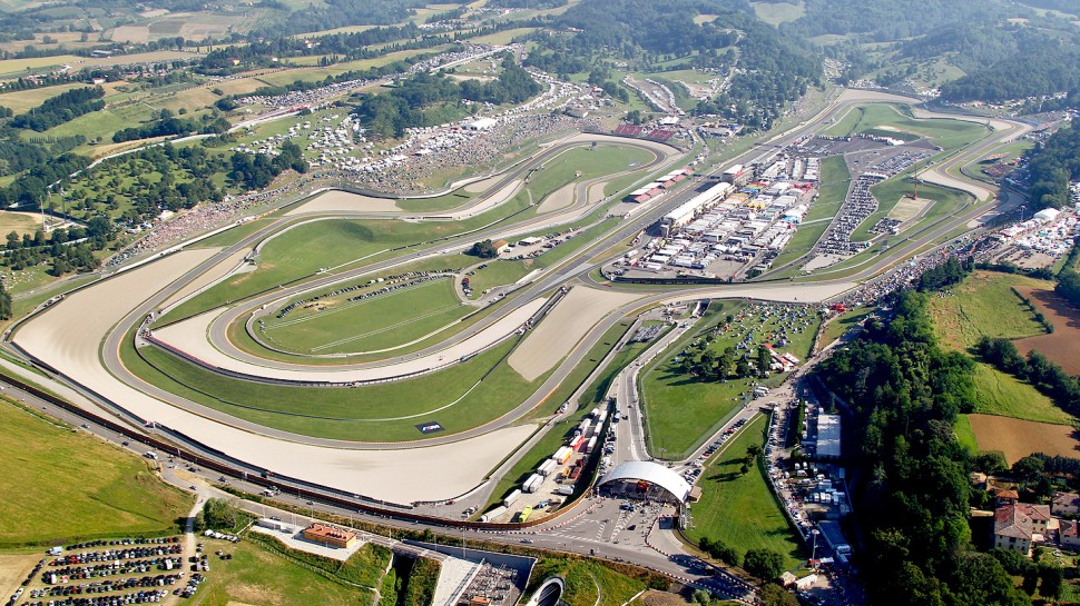 Вид на Mugello Circuit с высоты птичьего полета Вид на Mugello Circuit с высоты птичьего полета