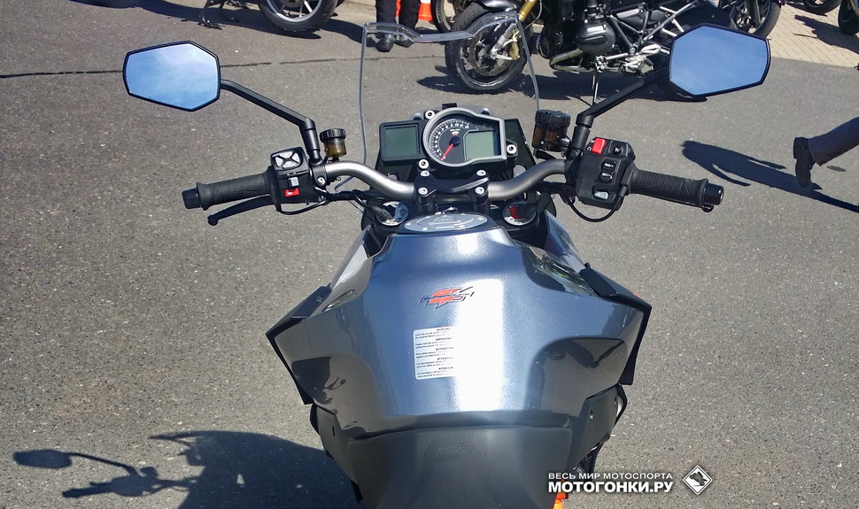 За рулем KTM 1290 Super Duke GT просторно и комфортно, руль выше и шире, чем у Super Duke R, посадка прямее, но не как у Adventure За рулем KTM 1290 Super Duke GT просторно и комфортно, руль выше и шире, чем у Super Duke R, посадка прямее, но не как у Adventure