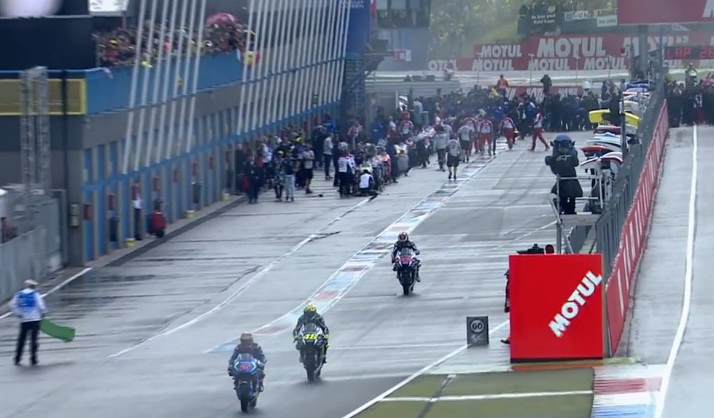 Дождь за полчаса до старта Гран-При Нидерландов в MotoGP! Гонка объявлена дождевой, но над трассой вновь голубое небо... Дождь за полчаса до старта Гран-При Нидерландов в MotoGP! Гонка объявлена дождевой, но над трассой вновь голубое небо...