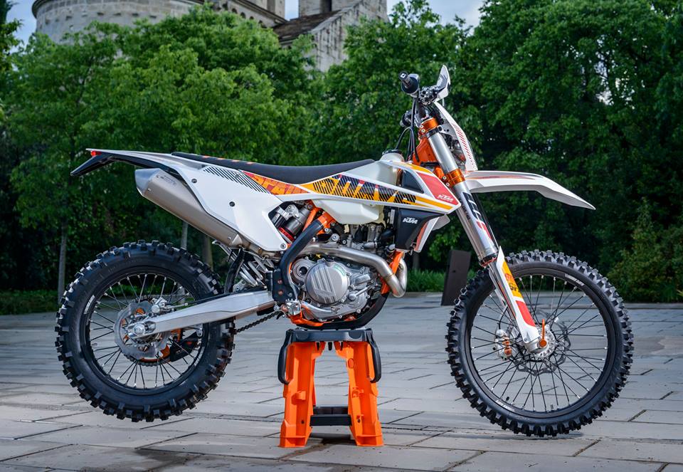 KTM EXC 250 Six Days: в 2017 - это Испания, никак не спутать с другими версиями! KTM EXC 250 Six Days: в 2017 - это Испания, никак не спутать с другими версиями!