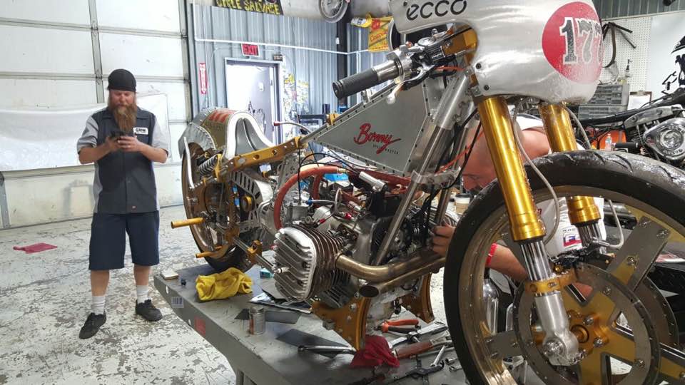 В мастерской Grimcyclesalvage, в Солт-Лейк-Сити В мастерской Grimcyclesalvage, в Солт-Лейк-Сити