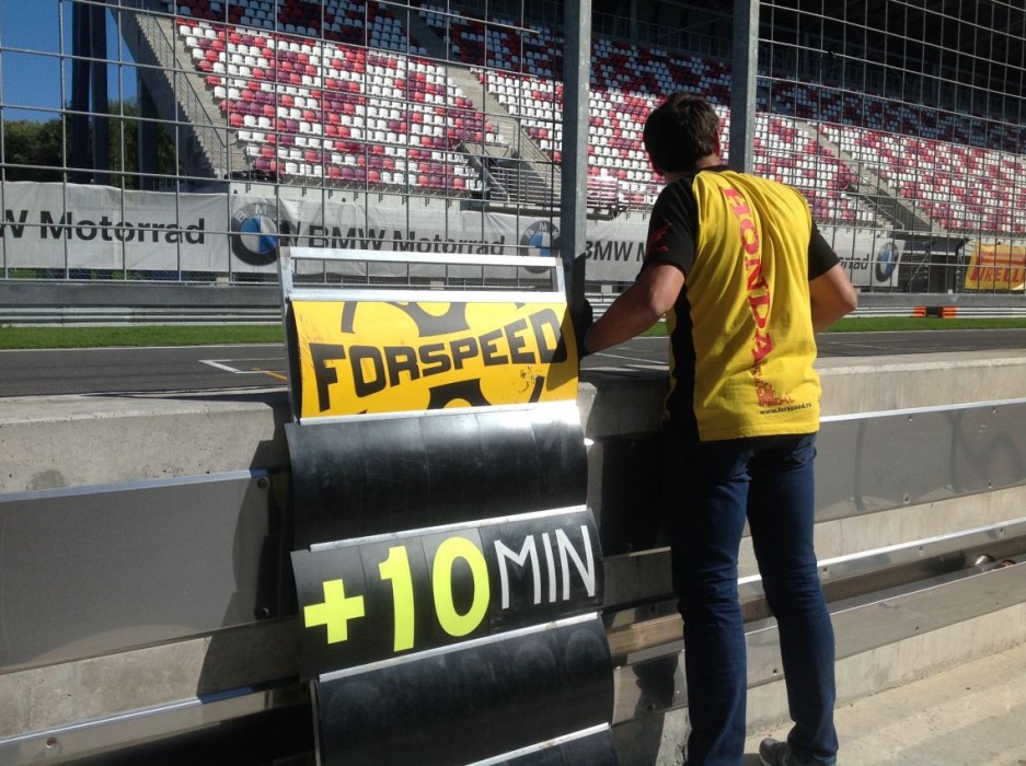 FORSPEED Honda вышла в лидеры гонки к концу второго часа FORSPEED Honda вышла в лидеры гонки к концу второго часа