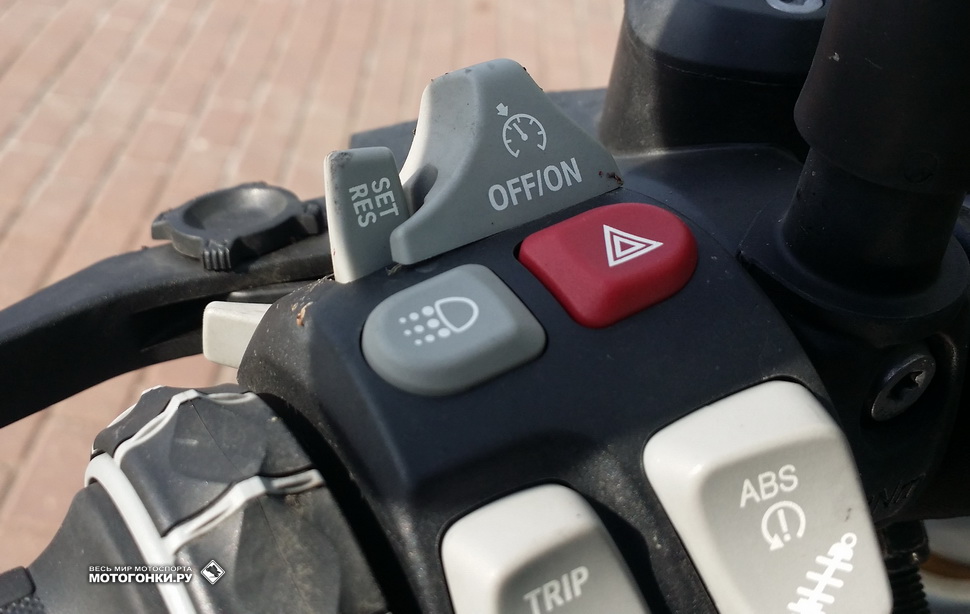 В пакете BMW R 1200 R Touring - упрощенный круиз-контроль: без клавиш контроля скорости: только включение и отключение В пакете BMW R 1200 R Touring - упрощенный круиз-контроль: без клавиш контроля скорости: только включение и отключение