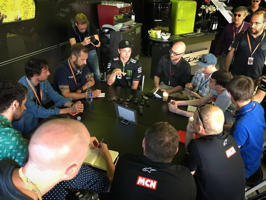 Алекс Лоус на брифинге в Tech 3 Yamaha MotoGP Алекс Лоус на брифинге в Tech 3 Yamaha MotoGP