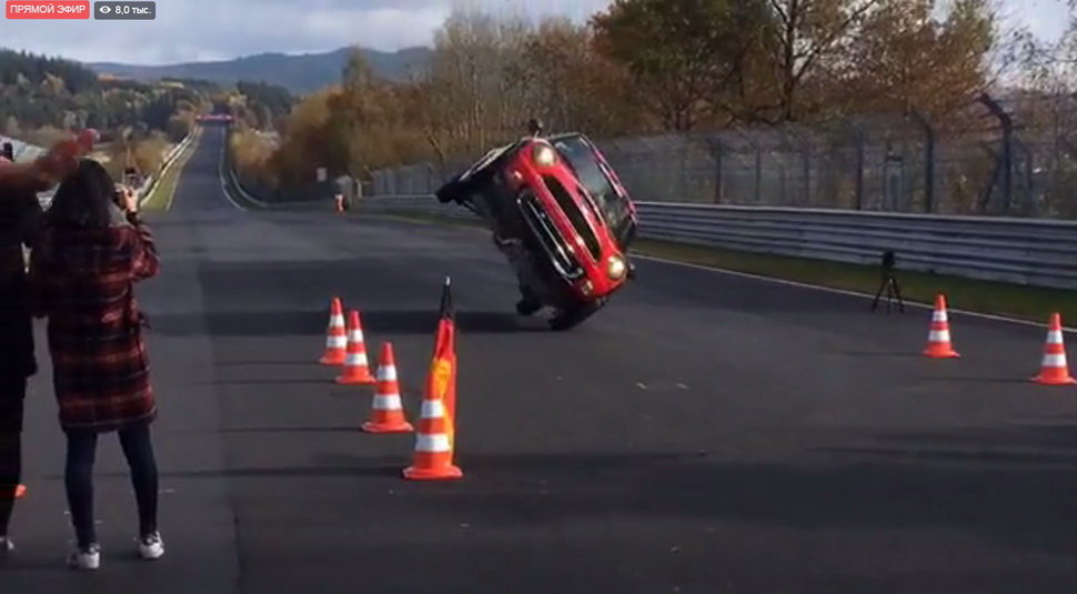 Юе пересекает линию финиша Nurburgring Nordschleife, откуда стартовал 63 минуты назад Юе пересекает линию финиша Nurburgring Nordschleife, откуда стартовал 63 минуты назад