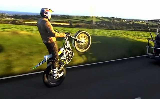 Репортаж о рекорде Дуги Лампкина на острове Мэн: wheelie длиной в 60 км Репортаж о рекорде Дуги Лампкина на острове Мэн: wheelie длиной в 60 км