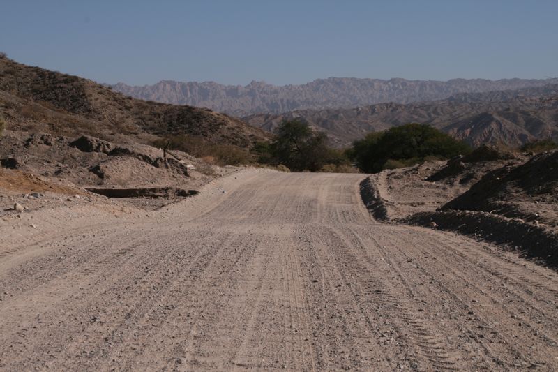 Гравийная дорога из Cachi в Salta Гравийная дорога из Cachi в Salta