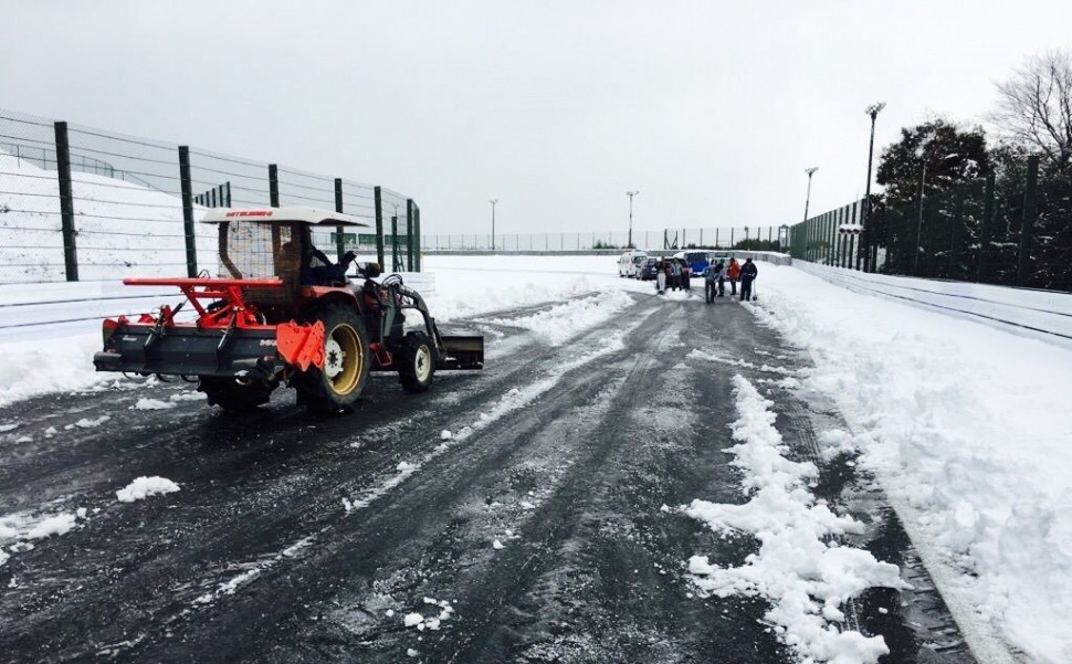 Для Suzuka снег не слишком частое явление, трасса эксплуатируется почти круглый год Для Suzuka снег не слишком частое явление, трасса эксплуатируется почти круглый год