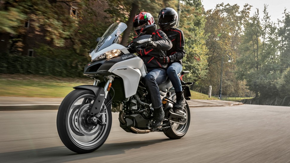 Даже с пассажиром Multistrada 950 демонстрирует отличную динамику на шоссе Даже с пассажиром Multistrada 950 демонстрирует отличную динамику на шоссе