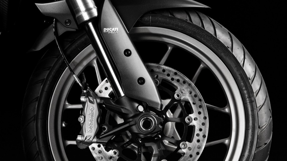 Моноблоки Brembo и выносливые шины Pirelli на 19 дюймах спереди и 17 сзади говорят о том, что на 70% Mulstistrada - асфальтовый Моноблоки Brembo и выносливые шины Pirelli на 19 дюймах спереди и 17 сзади говорят о том, что на 70% Mulstistrada - асфальтовый