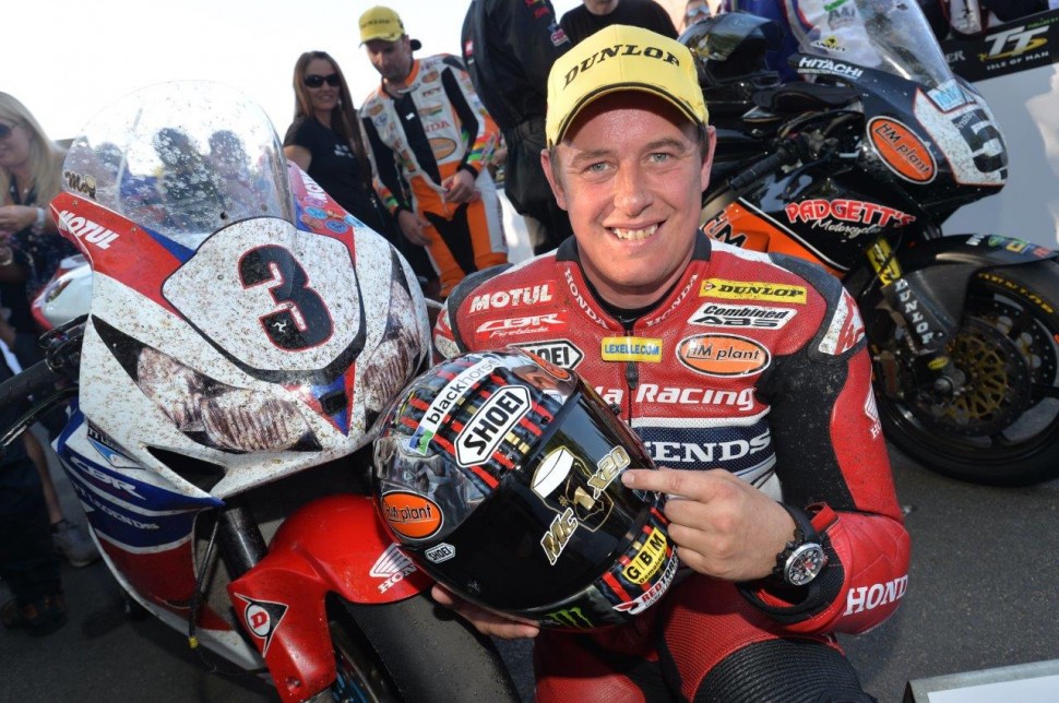 Легенда острова Мэн - Джон МакГиннесс - 23-кратный победитель IOMTT. На фото: в 2013, когда выиграл 20-ю гонку в классе Superbike Легенда острова Мэн - Джон МакГиннесс - 23-кратный победитель IOMTT. На фото: в 2013, когда выиграл 20-ю гонку в классе Superbike