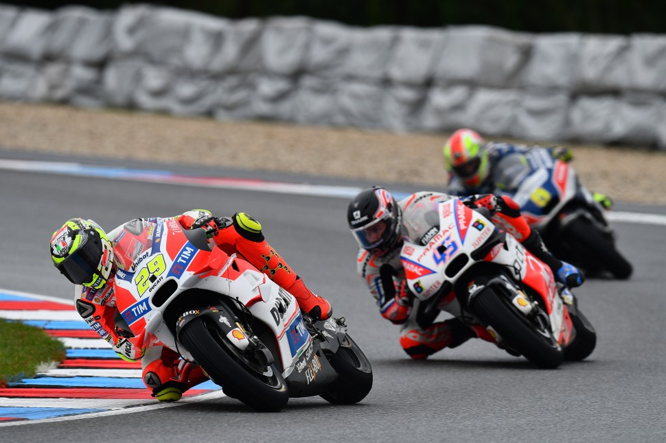 Восемь Ducati четырех разных поколений представляли завод в MotoGP в 2016 году! Восемь Ducati четырех разных поколений представляли завод в MotoGP в 2016 году!