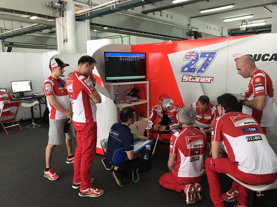 Хорхе Лоренцо внимательно следит за работой тестовой бригады Ducati, в основном, за Кейси Стоунером Хорхе Лоренцо внимательно следит за работой тестовой бригады Ducati, в основном, за Кейси Стоунером