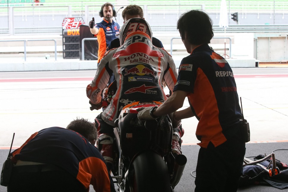 Марка Маркеса по уши загрузили сравнением двигателей Honda RC213V - старый screamer или новый big-bang? Что он выберет в итоге? Марка Маркеса по уши загрузили сравнением двигателей Honda RC213V - старый screamer или новый big-bang? Что он выберет в итоге?