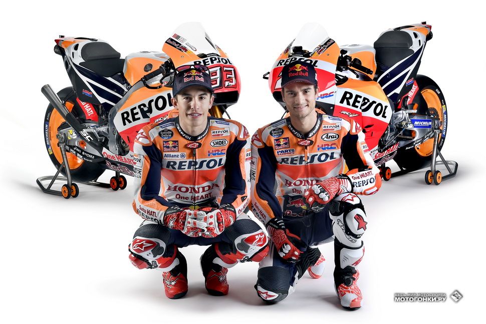Марк Маркес и Дани Педроса в официальных цветах Repsol Honda MotoGP 2017 года Марк Маркес и Дани Педроса в официальных цветах Repsol Honda MotoGP 2017 года