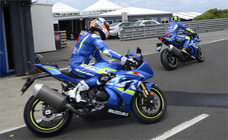 Алекс Ринс и Андреа Янноне на тестах GSX-R1000R в Филлип-Айленде Алекс Ринс и Андреа Янноне на тестах GSX-R1000R в Филлип-Айленде