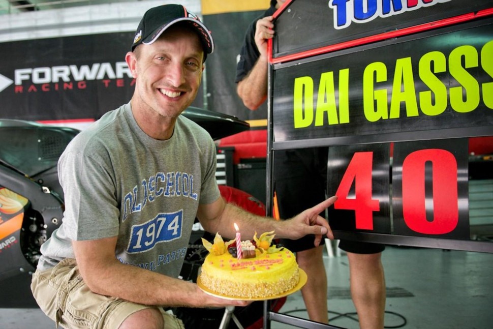 Колин Эдвардс отпраздновал свой 40-летний юбилей в паддоке Sepang International Circuit на тестах IRTA 2014 года Колин Эдвардс отпраздновал свой 40-летний юбилей в паддоке Sepang International Circuit на тестах IRTA 2014 года