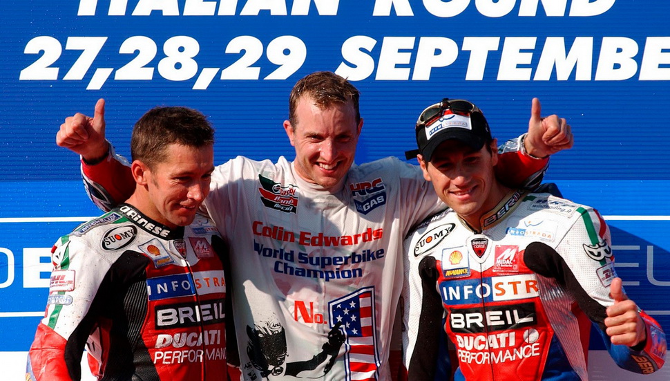 Колин Эдвардс (в центре) - 2кратный чемпион WSBK, Бейлисс (слева) и Рубен Чаус (права) - главные конкуренты в начале 2000-ных Колин Эдвардс (в центре) - 2кратный чемпион WSBK, Бейлисс (слева) и Рубен Чаус (права) - главные конкуренты в начале 2000-ных