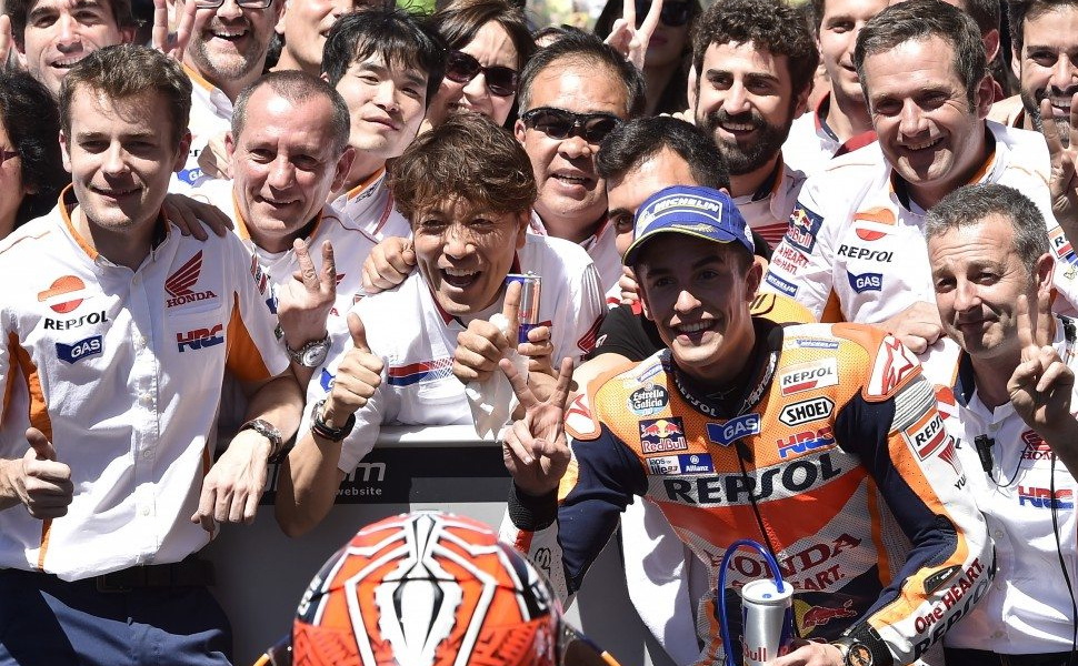 Теруаки Мацубара, инженер HRC в Repsol Honda (в центре фотографии) Теруаки Мацубара, инженер HRC в Repsol Honda (в центре фотографии)