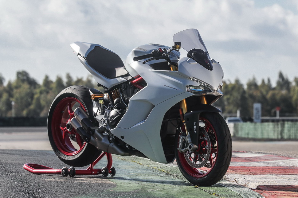 Ducati SuperSport S White - призывно стоит в шикане. Race Kit при нем. Кто отважится его опробовать на треке? Ducati SuperSport S White - призывно стоит в шикане. Race Kit при нем. Кто отважится его опробовать на треке?