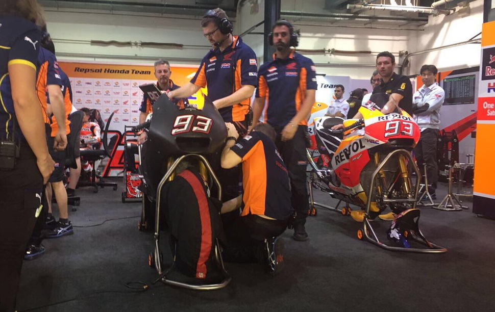 Repsol Honda продолжила экспериментировать с аэродинамикой, испытав сегодня еще одну версию обвеса на мотоцикле Маркеса Repsol Honda продолжила экспериментировать с аэродинамикой, испытав сегодня еще одну версию обвеса на мотоцикле Маркеса